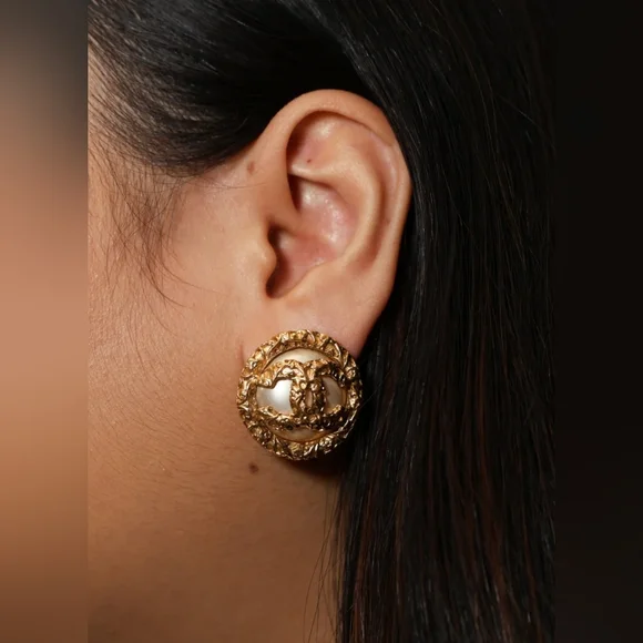 SOLD!!!    Chanel Vintage Lava CC logo clip on earrings - Picture 5 of 5